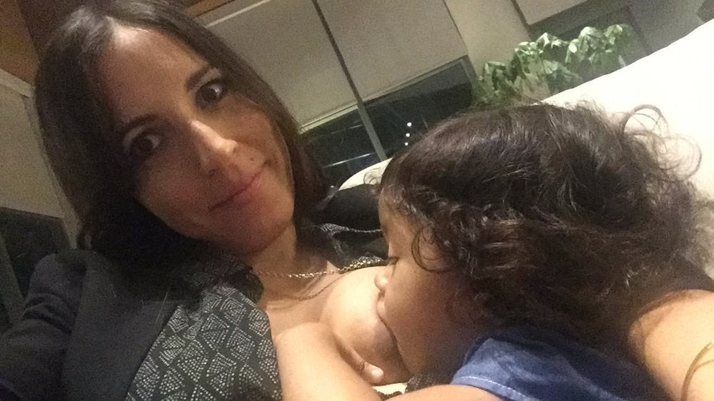 Neysha lactando a su primera hija