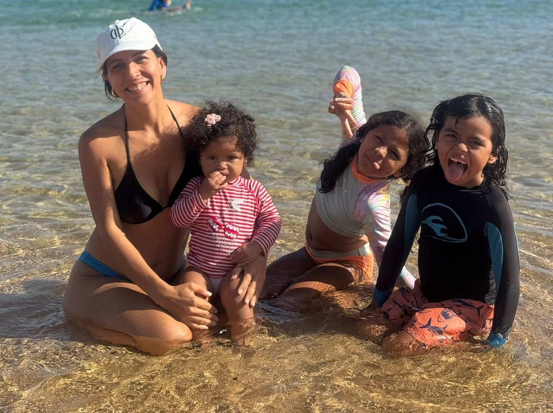 Neysha con sus tres hijos en la playa